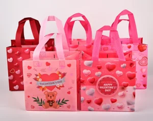 Chengrui Valentine’s Day Pink Non Woven Fabric Handbags Heart Shape Logo Gift Packaging Takeout Bags