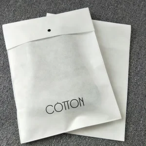 High Quality 70g White Non Woven Packaging Bags With Custom Printed Logo Non Woven Button Bags for Dress Tshirt Hoodies Packing