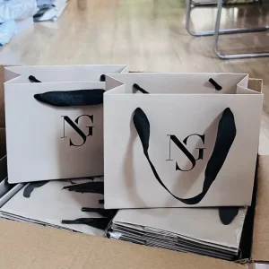 Customized Logo Printed Cardboard Packaging Bags Black Cardboard Paper Bags With Handle Black Paper Clothing Packaging Gift