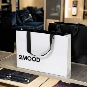 Luxury Packaging Paper Bag Bolsas De Papel Shopping Gift Bags Custom Printed With UV Printing Logo for Clothing Dress Garment
