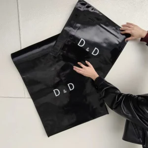 Zippered Waterproof Woven Packaging Bags with Snap Buttons for Clothing Stores’ Autumn Winter Garment Display