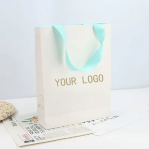定制logo印刷白纸购物礼品袋定制纸包装袋，用于带有您自己的logo印刷的礼品袋